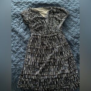 Banana Republic black & white knit split neck elastic waist dress